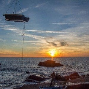 Båtheis ved sjøen i solnedgang