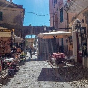 Gater i Monterosso al mare med butikker