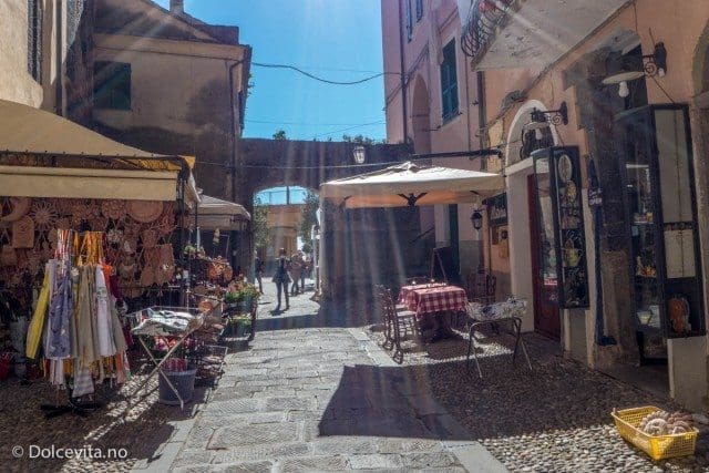 Gater i Monterosso al mare med butikker