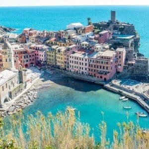 Vernazza bader i sol med fargerike hus